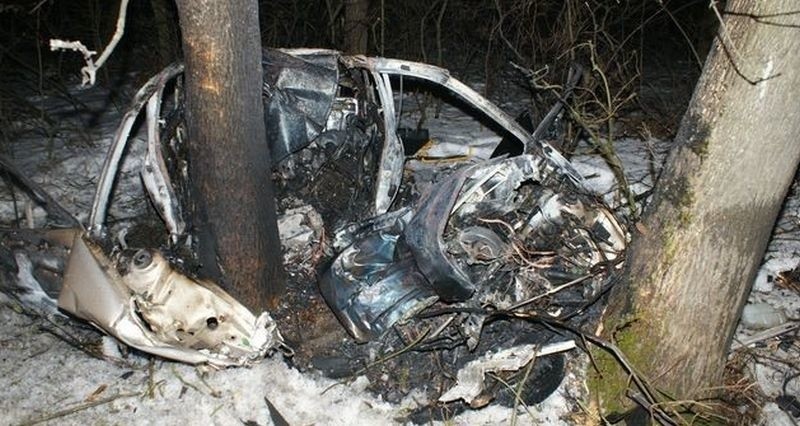 Mężczyzna zginął na miejscu! Samochód stanął w płomieniach (zdjęcia)