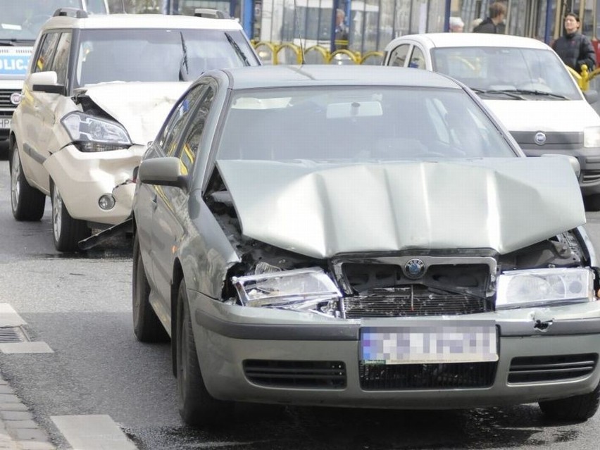 Wypadek przy rondzie Jagiellonów w Bydgoszczy. Zderzyły się 3 auta [zdjęcia]