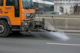 Kraków. Trwa pozimowe sprzątanie miasta. Polewaczki pracują w grupach