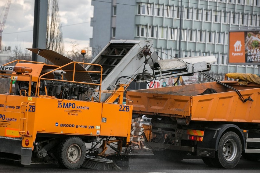 Kraków. Trwa pozimowe sprzątanie miasta. Polewaczki pracują w grupach
