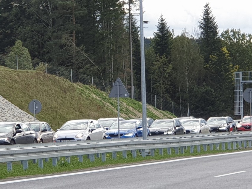 Ekspresowa zakopianka dalej stoi w korkach, bo kierowcy gubią się na rondzie w Skomielnej?