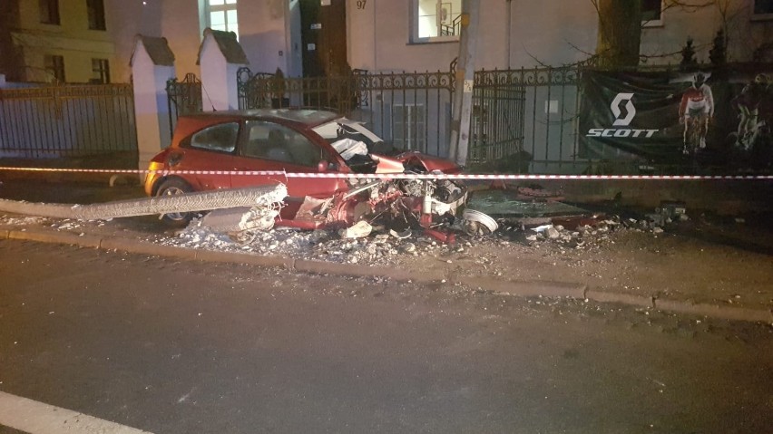 Samochód ściął słup na ul. Chełmińskiej w Grudziądzu [zobacz zdjęcia]