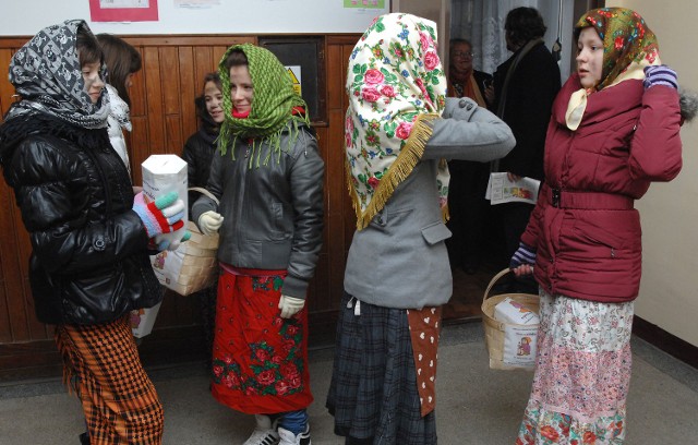 To już sianowska tradycja - przed świętami na ulicach można spotkać umorusane sadzą dziewczynki z wiklinowymi koszami.