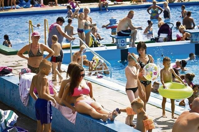 W jedynym odkrytym basenie w mieście kąpie się do 1500 osób na dobę. Skakać nie wolno