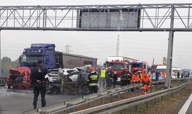 Zderzenie na autostradzie A4 w Gliwicach nastąpiło w okolicy punktu poboru opłat. Trasa jest zablokowana