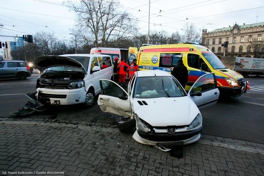Wrocław: Wypadek na skrzyżowaniu Podwala i Sądowej. Peugeot uderzył w busa (ZDJĘCIA)