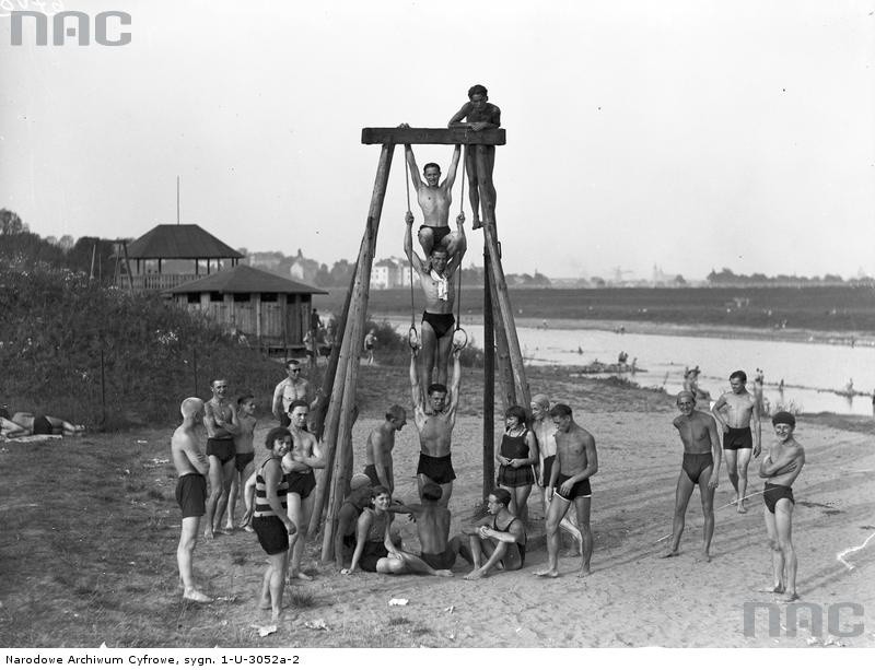 Plażowicze podczas wypoczynku i zabawy na kółkach...