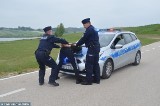 Policjanci i strażacy na jeszcze nie oddanej do użytku obwodnicy Kazimierzy Wielkiej. Służby doskonaliły swoje umiejętności