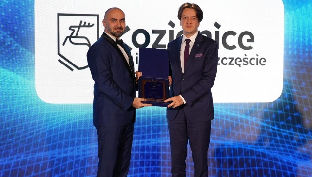 Piotr Kozłowski, burmistrz Kozienic (z prawej) odebrał tytuł "Symbol Zrównoważonego Rozwoju" z rąk Jakuba Lisieckiego.