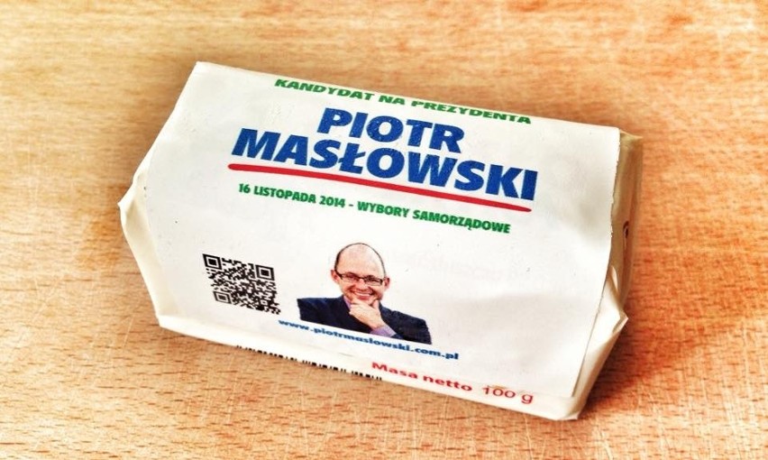 Kandydat na prezydenta Rybnika Piotr Masłowski rozdawał...