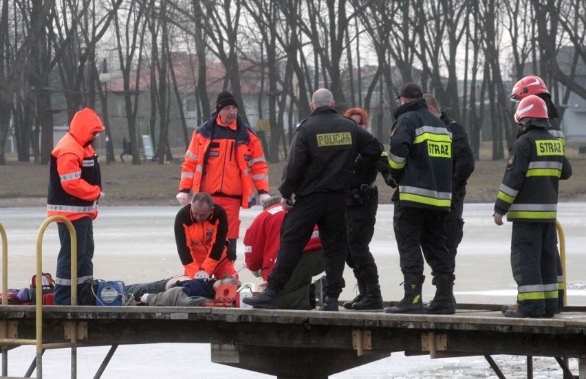 Strażacy wyciągnęli człowieka który wpadł pod lód