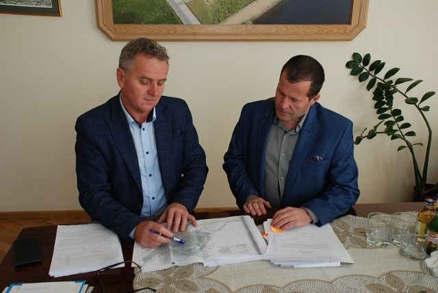 Burmistrz Włodzimierz Badurak i Piotr Winiarski, naczelnik wydziału inwestycji przeglądają dokumentację projektową. 