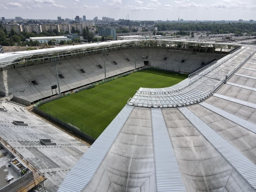 Już ostatni etap budowy stadionu ŁKS. Trwa montaż dachu  ZDJĘCIA