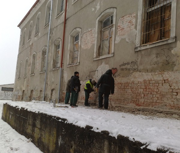 Prace przy skuwaniu tynku na szczecineckim zamku. 