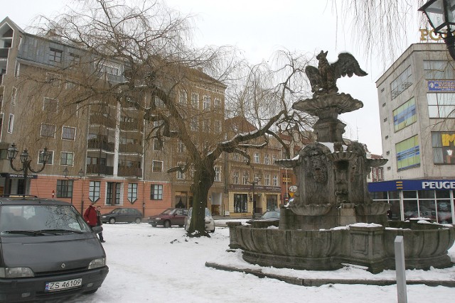 Po renowacji fontanna na pl. Orła Białego ma być podświetlona. Wokół pomnika odtworzone zostanie ogrodzenie z lat 30 XX wieku.