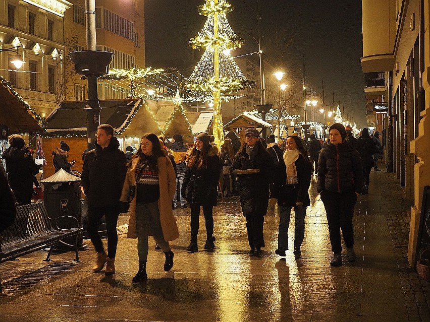 Tłumy na jarmarku bożonarodzeniowym na ulicy Piotrkowskiej w Łodzi. Ulica jest pięknie oświetlona ZDJĘCIA