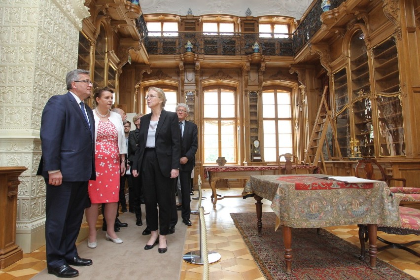 Prezydent Bronisław Komorowski podczas zwiedzania pałacu w...