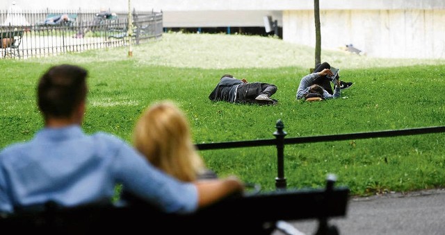 Na wypoczynek na trawnikach Plant  na razie decydują się nieliczni. Wolimy ławki, o ile nie są zajęte przez bezdomnych