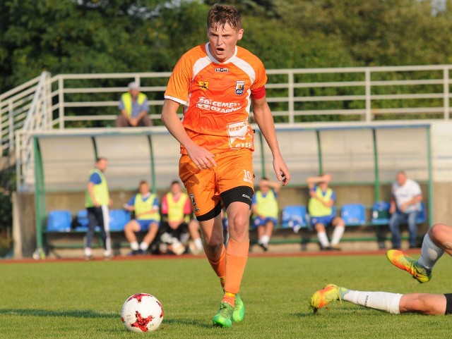 Michał Kamiński zdobył bramkę dla Alitu Ożarów wsobotnim, wyjazdowym meczu czwartej ligi z UniąSędziszów wygranym przez ożarowski zespół 2:1. To jego czwarte trafienie w tym sezonie