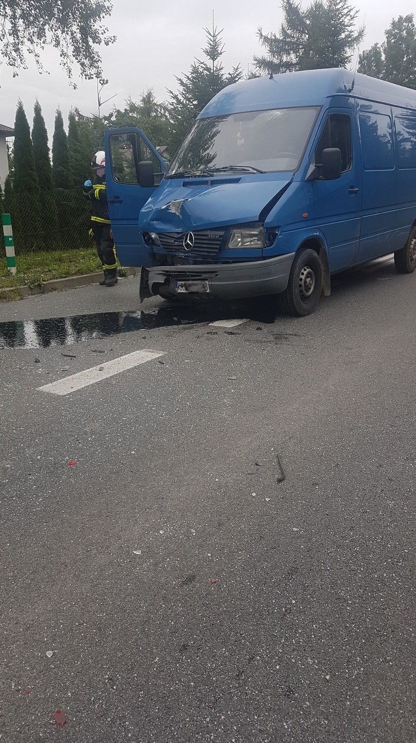 Wypadek w Cianowicach. Ruch wahadłowy na drodze wojewódzkiej. Zderzyły się dwa pojazdy osobowy i dostawczy