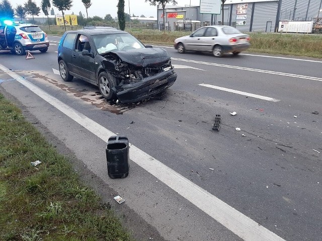 W zdarzeniu brał udział bus i samochód osobowy.