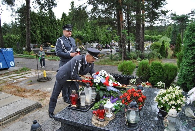 Wiązankę na grobie porucznika Artura Ziętka składa pułkownik Adam Ziółkowski i major Łukasz Baranowski.