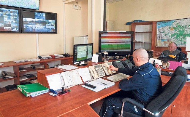 W koszalińskiej komendzie przy ul. Słowackiego na bieżąco telefony odbiera trzech policjantów. Czasami, m.in. z powodu nieuzsadnionych zgłoszeń, dzwoniący muszą czekać, aż zwolni się linia