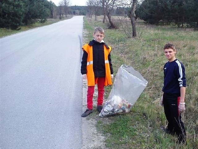 Młodzież zbierała przed świętami śmieci przy drogach w gminie Krasocin.