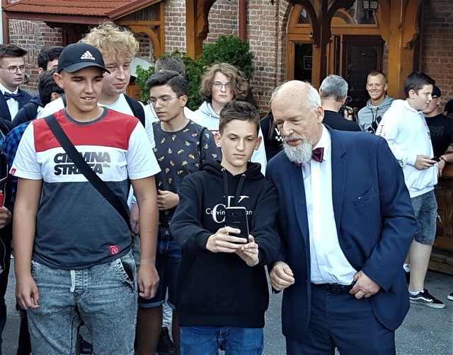 Poseł Konfederacji Janusz Korwin-Mikke spotkał się ze swoimi sympatykami 9 września przed restauracją Stary Browar w Tarnobrzegu