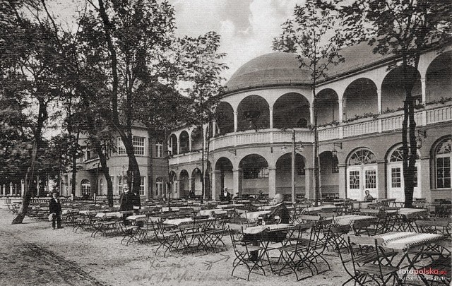 Przed II Wojną Światową w trzypiętrowym budynku mieścił się hotel, a także restauracja Oderschlössen, a tuż obok znajdowała się przystań rzeczna. Po wojnie obiekt wykorzystywany był do celów dydaktycznych. Swoje zajęcia mieli w nim m.in. studenci rehabilitacji (dzisiejszej fizjoterapii). Swój wkład w rozwój krioterapii wniosły polskie prace badawcze pod kierownictwem prof. Zdzisława Zagrobelnego prowadzone właśnie w Katedrze Rehabilitacji AWF znajdującej się w budynku.