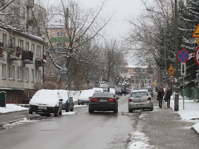 Przejazd przez ulicę Chopina w Kielcach jest bardzo trudny, ponieważ jest wąska a kierowcy parkują samochody  po obu stronach  jezdni i na chodnikach.