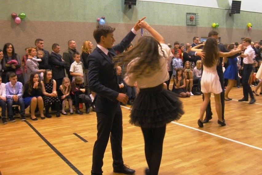 Tak tańczyli walca w Gimnazjum w Krasnosielcu [zdjęcia]