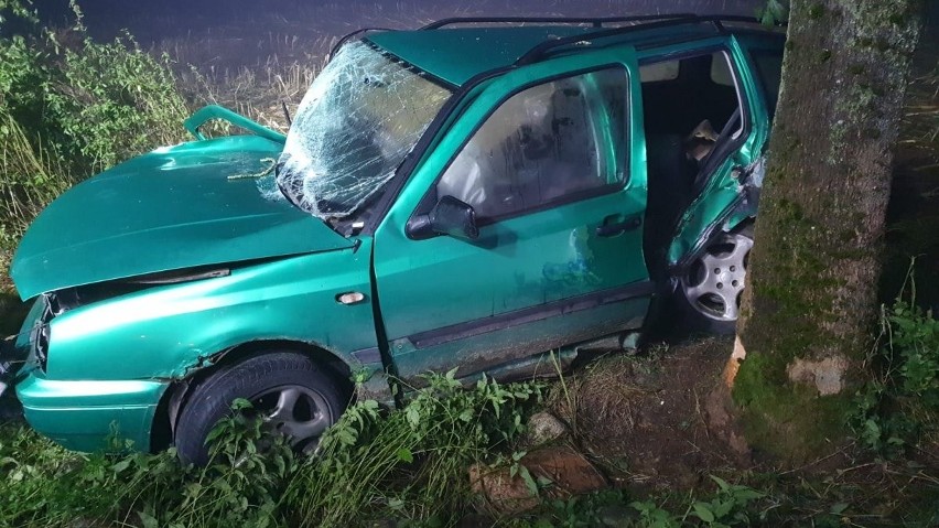Wypadek w Zawadach, 30.09.2021. Zderzyły się trzy samochody, jedna osoba zginęła. Zdjęcia