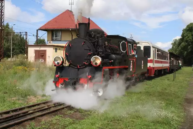 Pociągi Koszalińskiej Kolei Wąskotorowej odjeżdżają ze stacji Koszalin Wąskotorowy.