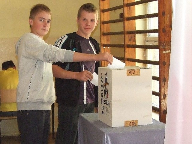 W Gimnazjum w Cieszkowach było jak na dorosłych wyborach do parlamentu: biało-czerwona flaga, urna, karty do głosowania.