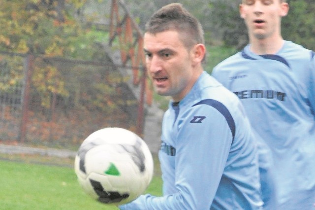                         Michał Bała strzelił zwycięskiego gola dla Wiernej Małogoszcz, w derbowym meczu naszego powiatu z Naprzodem Jędrzejów.