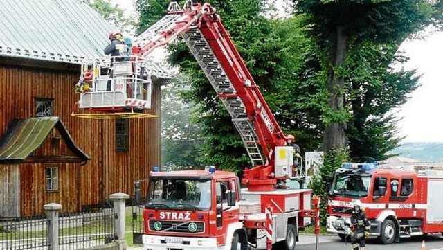 Podstolicki kościół oblegali strażacy i inne służby odpowiedzialne za bezpieczeństwo