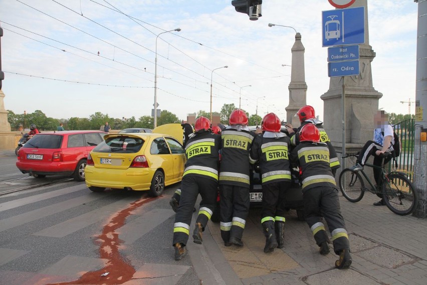 Wrocław: Wypadek przy moście Osobowickim (ZDJĘCIA)