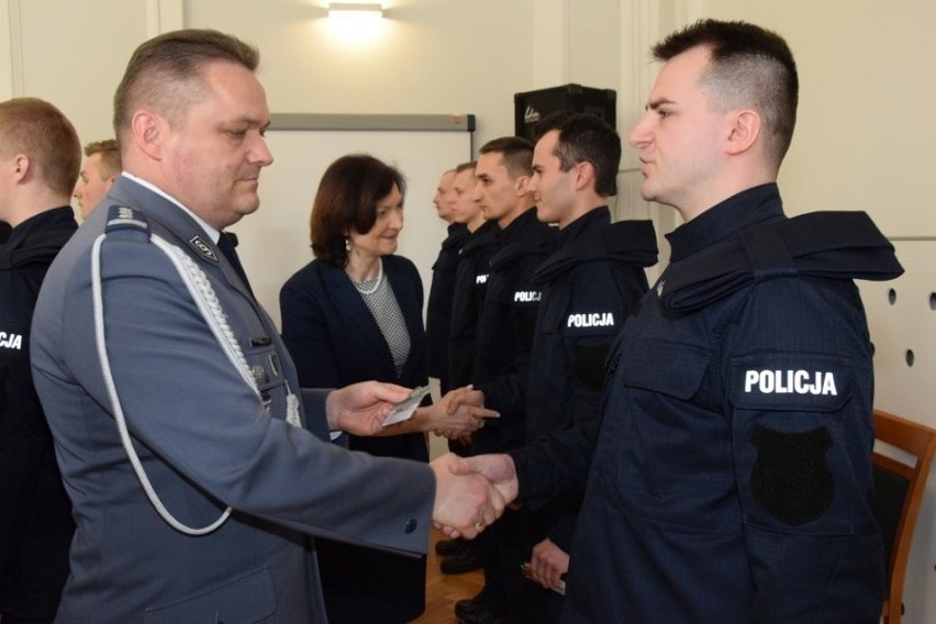 Nowo przyjęci policjanci po szkoleniu trafią do komend w Rzeszowie, Tarnobrzegu, Stalowej Woli i Kolbuszowej (zdjęcia)