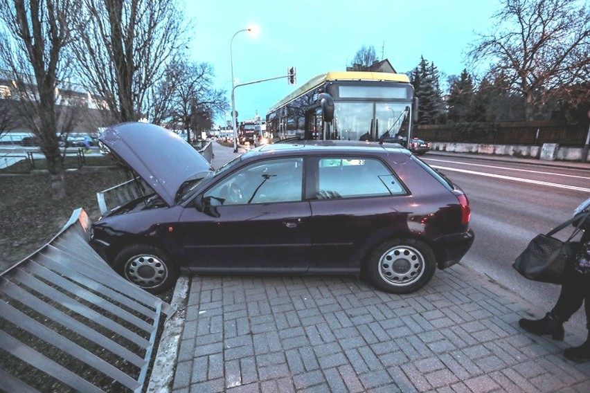 We wtorek, 14 stycznia, audi zderzyło się z autobusem MZK,...