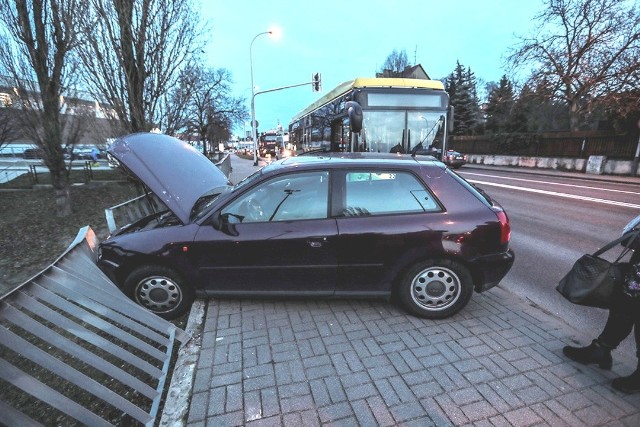 We wtorek, 14 stycznia, audi zderzyło się z autobusem MZK, wjechało na chodnik i uderzyło w barierki. Mogło dojść do olbrzymiej tragedii.- Prawym pasem jechał autobus, lewym audi. W pewnym momencie kobieta siedząca za kierownicą osobowego auta włączyła kierunkowskaz i nagle zjechała na prawy pas, wprost pod autobus MZK – mówi podinsp. Małgorzata Stanisławska, rzecznik zielonogórskiej policji. Po uderzeniu auto obróciło się na drodze i wjechało na chodnik. Tam samochód z dużą siłą wbił się w barierki i na nich się zatrzymał. Gdyby przebił barierki, spadłby z wysokości. – Na szczęście nikomu nic się nie stało – podsumowuje podinsp. M. Stanisławska. – Gdyby w tym momencie na chodniku byli przechodnie, doszłoby do tragedii. Ponieważ nikt nie ucierpiał, zielonogórska drogówka zakwalifikowała zdarzenie jako kolizję.Czytaj także: Zbąszyń. Pociąg zmiótł  z torów naczepę ciężarówki. Zobacz dramatyczne nagranie Zobacz wideo: Jak udzielać pierwszej pomocy ofiarom wypadkówCzytaj także: Korytarz życia na drodze. Jak go utworzyć? Wystarczy przestrzegać kilku zasad!Zobacz wideo: Jak się zachować, kiedy jesteśmy świadkami wypadku?Wideo:Dzień Dobry TVN