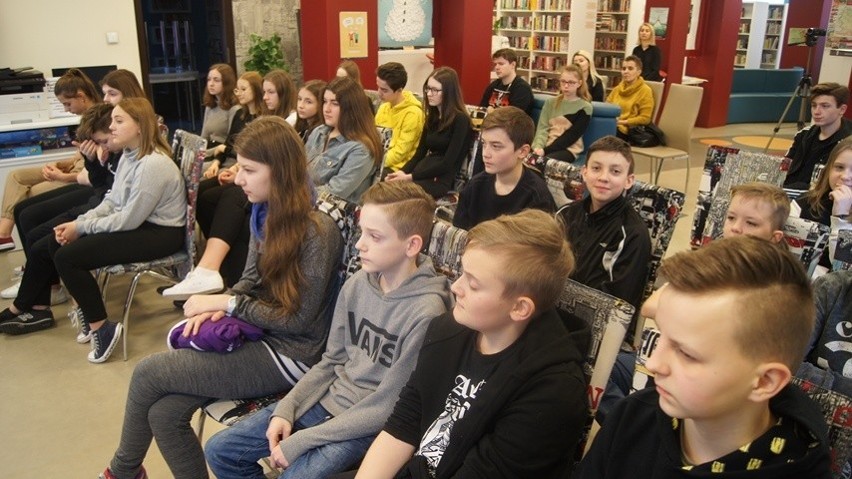 Biblioteka w Krasocinie zaprosiła na Międzynarodowy Dzień Języka Polskiego w śląskim klimacie (ZDJĘCIA)