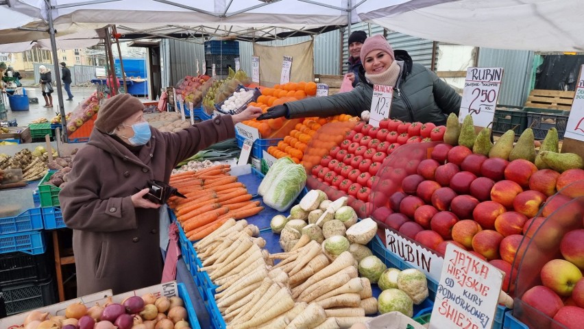 Bardzo duży wybór warzyw i owoców na kieleckich bazarach...
