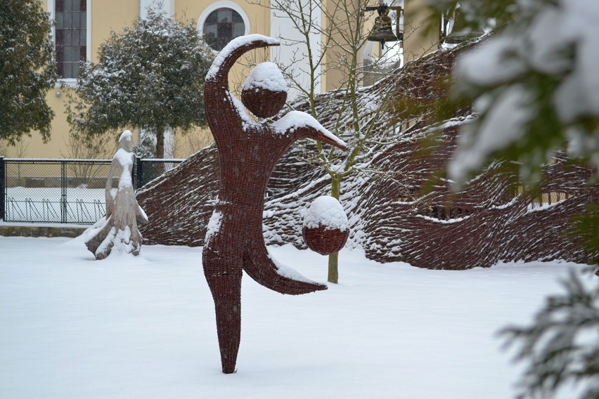 Wiklinowe rzeźby w Rudniku nad Sanem pokryte śniegiem, a w centrum wikliniarstwa prezenty z wikliny [ZDJĘCIA]
