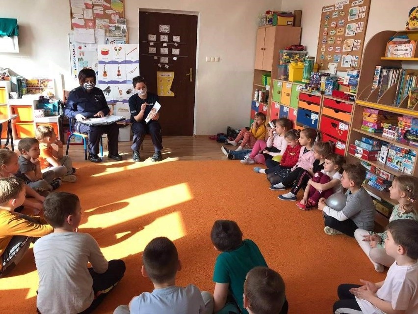 Policjantki odwiedziły przedszkolaków z Ninkowa w gminie Borkowice. Funkcjonariuszki czytały dzieciom bajki i mówiły o bezpieczeństwe