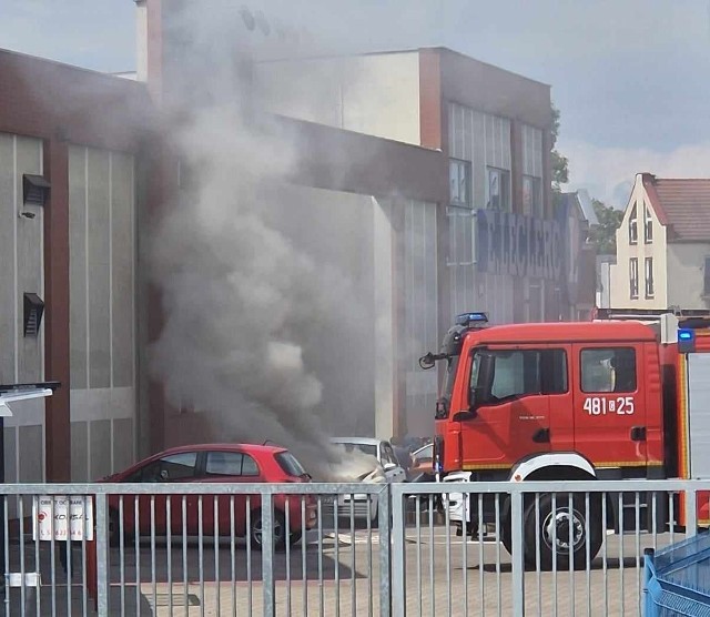 W sobotnie popołudnie pożar wybuchł w samochodzie zaparkowanym koło marketu przy ul. Sikorskiego w Malborku.
