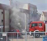 Pożary samochodów osobowych w powiecie malborskim. W gminie Stare Pole auto płonęło na posesji, a w Malborku koło marketu