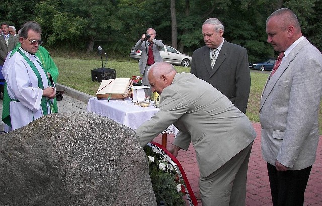 Pod pomnikiem upamiętniającym bitwę pod Cebrem złożono kwiaty. Na zdjęciu delegacja samorządowców z gminy Bogoria.