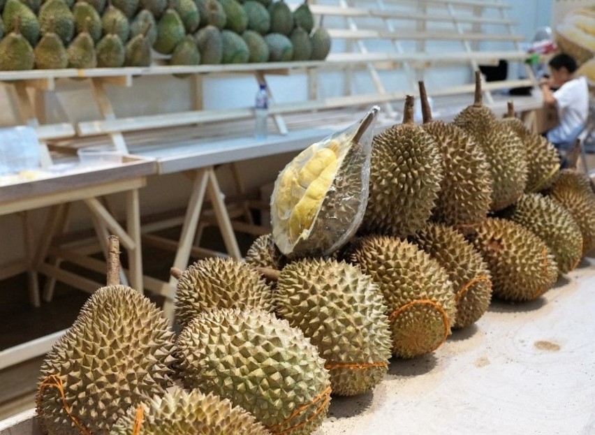 Świeżych durianów możemy spróbować przede wszystkim w...