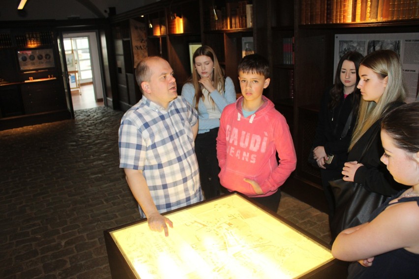 Młodzież z Portugalii, Szwecji, Holandii oraz Belgii poznawała historię Kielc